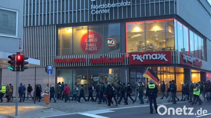 Bis zum 3. Januar waren die Spaziergänge durch die Weidener Innenstadt nicht angemeldet. Am 10. und 17. Januar starteten sie unter der Federführung von Helmut Bauer. Bild: screenshot: youtube.com/Parinamavada