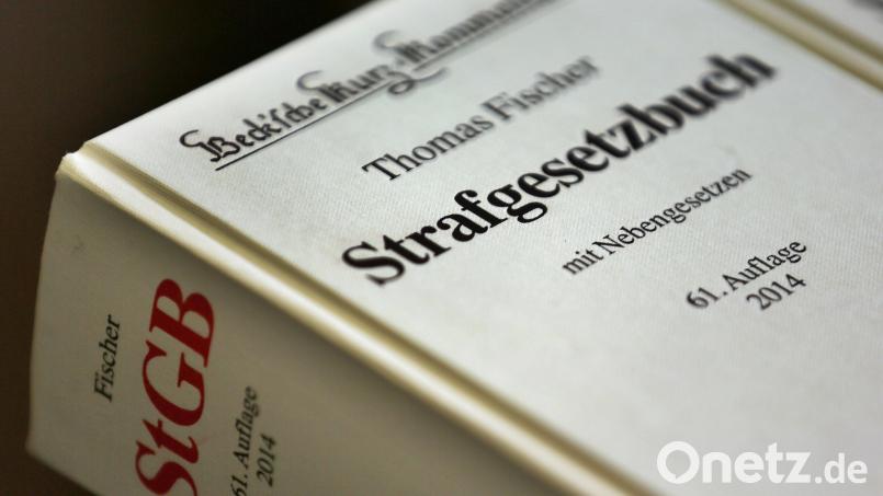 Zu vier Monaten auf Bewährung hat das Amtsgericht Amberg einen jungen Mann verurteilt, der Polizisten den Hitler-Gruß gezeigt hatte und insgesamt viermal erheblich alkoholisiert mit dem Rad unterwegs war. Symbolbild: Oliver Berg/exb