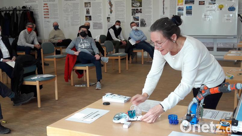 Andrea Mack vom Geo-Zentrum an der KTB demonstriert bei der Jahresauftaktveranstaltung der Bürger-Energiegenossenschaft West eG/Neue Energien West eG das Modul „Alternative Energien und Klimawandel“. Bild: Dr. Holzförster GEO-Zentrum an der KTB/exb