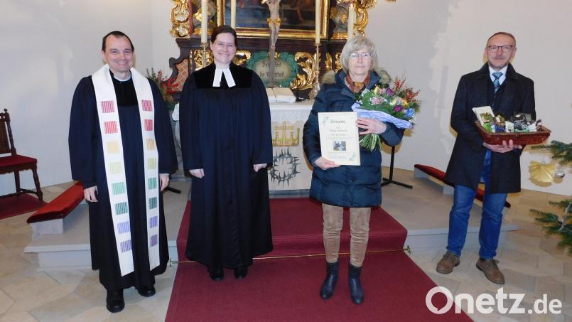 Helga Seebauer (Zweite von rechts) geht nach 42 als Pfarrsekretärin in Wirbenz in den Ruhestand. Pfarrer Hartmut Klausfelder, Pfarrerin Kathrin Spies und Kirchenvorstand Werner Schlöger (von links) dankten ihr für ihre Treue und ihr Engagement. Bild: hai