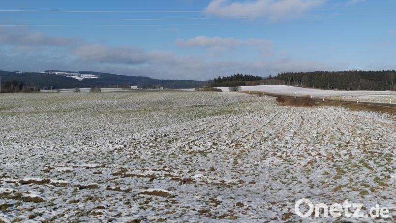 Der Stadtrat hält am Beschluss für das Solarfeld Hof an der Teunzer Straße (rechts) fest und stimmte am Dienstag gegen den Antrag der Bürgerinitiative „Hof plus“, die Planungen einzustellen. Bild: Portner