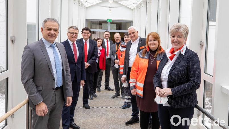 BRK-Präsidentin Angelika Schorer (rechts) besuchte das Impfzentrum Waldsassen. Mit dabei waren Vertreter des BRK-Kreisverbands sowie Mitarbeiter des Impfzentrums und Landrat Roland Grillmeier (links). Bild: Fabian Matschke/BRK/exb