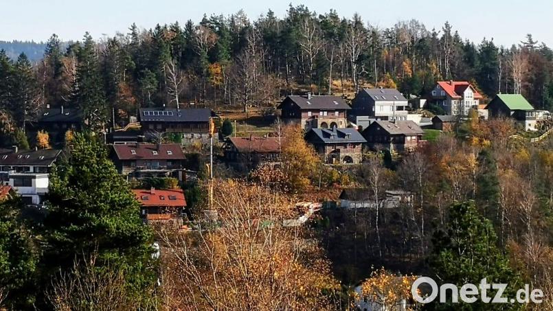 Der Plattenberg ist ein städtebaulich sensibler Ortsteil, weshalb die geplante Ferienwohnanlage sich anpassen muss. Aber die Gemeinde will hier auch umfassend sanieren, so dass die Baumaßnahmen aufeinander abgestimmt werden müssen, um sich nicht gegenseitig zu behindern. Bild: Gemeinde Flossenbürg/exb
