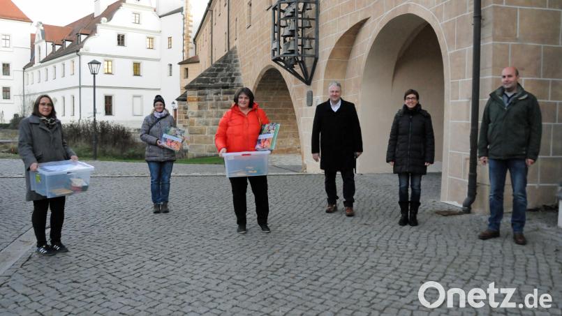 Die Kreisfachberater für Gartenbau und Landespflege, Markus Fuchs und Michaela Basler, sowie Landrat Richard Reisinger überreichten die Gartenkisten an die Jugendgruppenleiterinnen Tanja Schumann (Ehenfeld), Claudia Lederer (Großschönbrunn) und Erna Braun (Utzenhofen) (von rechts). Bild: Christine Hollederer