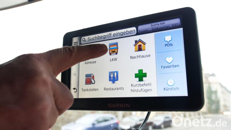 Weil sich ein 67-Jähriger auf sein Navigationssystem verlassen hat, kam es im Bereich der Autobahnauffahrt Schwandorf-Mitte zu einem Unfall. Symbolbild: Bernd Thissen/dpa