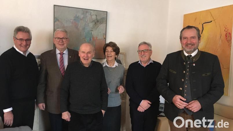 Paul Schinner feiert 85. Geburtstag. Zum Ehrentag gratulieren Pfarrer Hannes Lorenz (links), Karl Beer, Bürgerverein (Zweiter von links), Gerhard Wellnhofer, Lions-Club(Zweiter von rechts) und Bürgermeister Frank Zeitler (rechts). Mit im Bild Theresia Schinner. Bild: ihl
