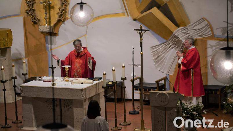 Pfarrer Norbert Götz (links) feiert zusammen mit Diakon Janusz Szubartowicz das Patrozinium des Heiligen Sebastian Bild: fvo