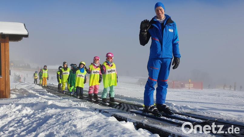 Ihre ersten Schwünge auf den Skiern meisterten die Teilnehmer am Anfängerkurs des Wintersportvereins Schönsee. Bild: eib