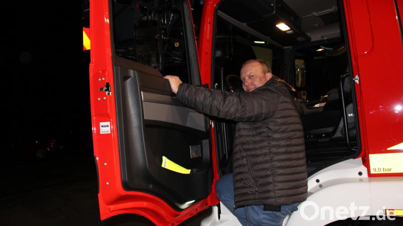 Kommandant Michael Spranger ist auf das neue Drehleiterfahrzeug besonders stolz. Die mittlerweile vierte Fahrzeuggeneration nach dem alten Fahrzeug überzeugt ihn durch hochmoderne Technik. Bild: prh