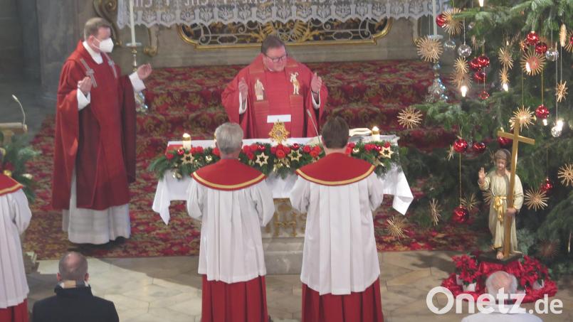 Die beiden Geistlichen Thomas Kraus (links) und Sven Grillmeier zelebrierten das Sebastiansamt in der Kemnather Stadtpfarrkirche. Bild: jzk