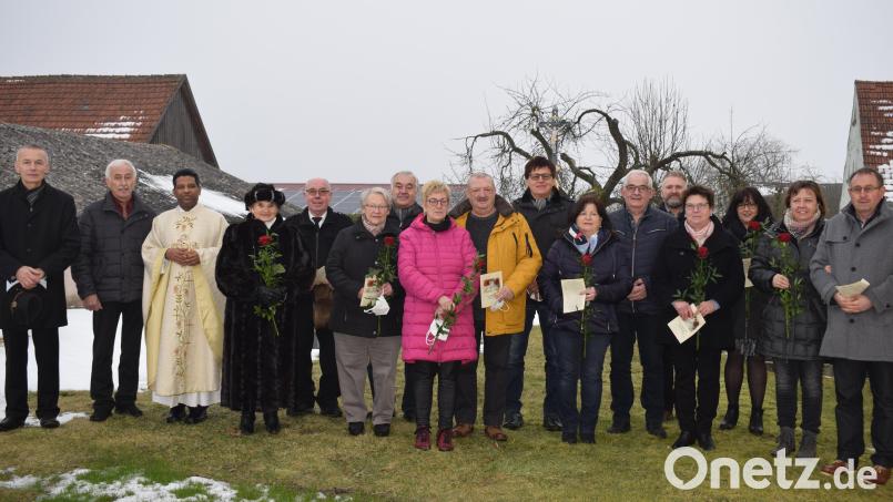 Sieben Ehepaare feierten ihr Hochzeitsjubiläum in der Filialkirche in Saltendorf. Die Glückwünsche überbrachten Pfarrgemeinderatssprecher Alois Kleierl (links) und Pater Georg. Bild: bnr