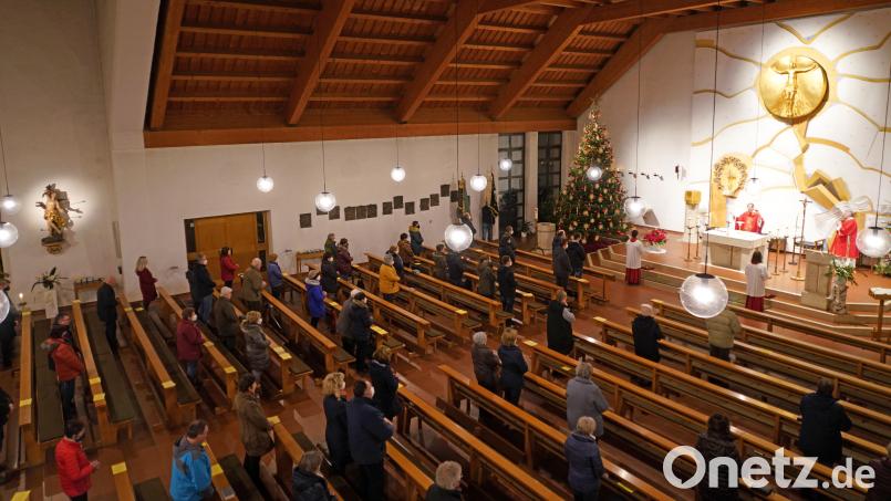 Patroziniumsgottesdienst in der Pfarrkirche St. Sebastian - hinten links an der Wand ist die Figur des Heiligen Sebastian hell beleuchtet. Bild: fvo