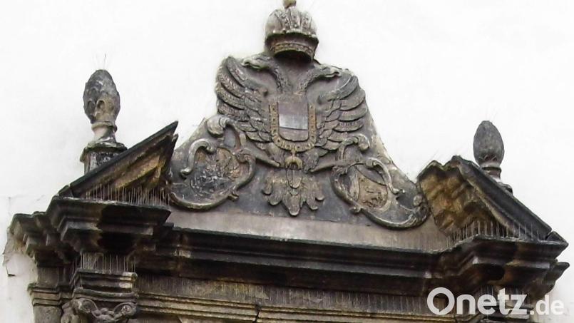 Der österreichische Doppeladler überm Portal der Wenzelskirche in Cheb. Bild: gjb