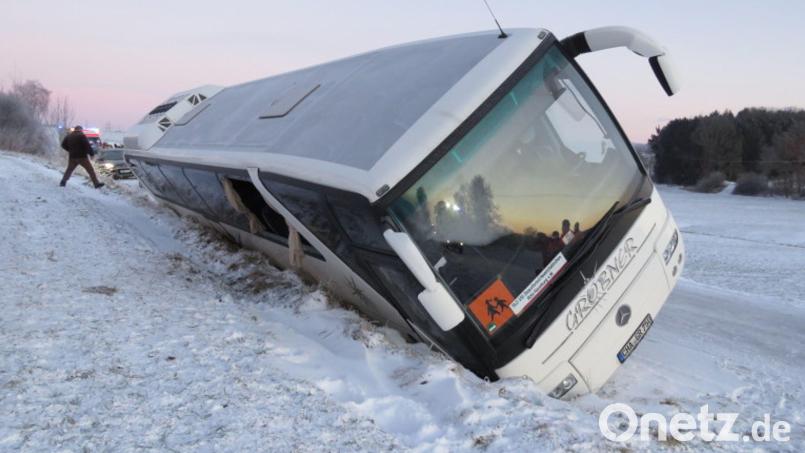 Ein Schulbus mit eingeschlagenem Fenster lehnt an der Seite eines Straßengrabens in der Nähe von Rötz (Landkreis Cham). Foto: Polizei Waldmünchen/dpa Bild: Polizei Waldmünchen