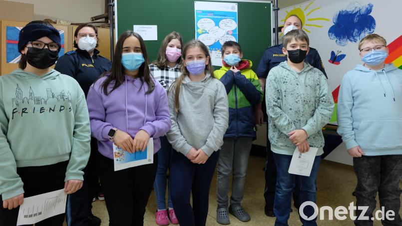 Ein Teil der Fünftklässler der Mittelschule Mitterteich zusammen mit Polizeihauptmeisterin Diana Lenz und Polizeihauptkommissar Daniel Ulrich von der PI Waldsassen. Bild: Mittelschule Mitterteich/exb