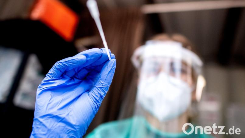 Testen, testen, testen: Für viele Menschen gehört das zum Alltag. Doch geht es nach den Gesundheitsministern der Länder, sollen nicht mehr alle per Schnelltest positiv Getesteten auch einen PCR-Test bekommen. Bild: Hauke-Christian Dittrich / dpa