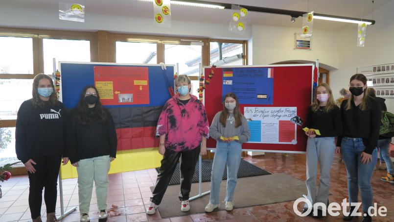 &quot;Für mich ist es sehr wichtig, dass im Französischunterricht nicht nur die Sprache gelehrt wird, sondern dass auch Informationen über Land und Leute vermittelt werden“, betonte Annika Neidhardt (rechts) zur Plakataktion mit der neunten Klasse der Realschule Kemnath. Bild: jzk