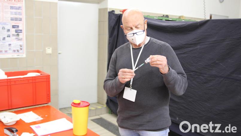 Dr. Lothar Goedecke bereitet eine Impfung mit dem Vakzin Corminaty der Firmen Biontech und Pfizer vor. Der Tirschenreuther Chirurg impfte am Samstag in Erbendorf 39 Personen. Darunter waren auch zwei Erstimpfungen. Bild: fks