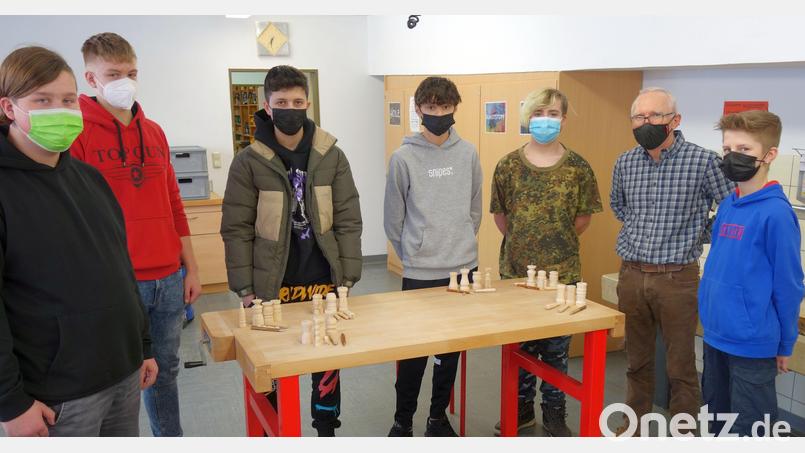 Dass die Fichtelnaabtal-Mittelschüler den Dreh raushatten, zeigten die gelungenen Werkstücke, die sie unter fachmännischer Anleitung von Drechslermeister Erich Spreng (Zweiter von rechts) angefertigt hatten. Bild: jpl