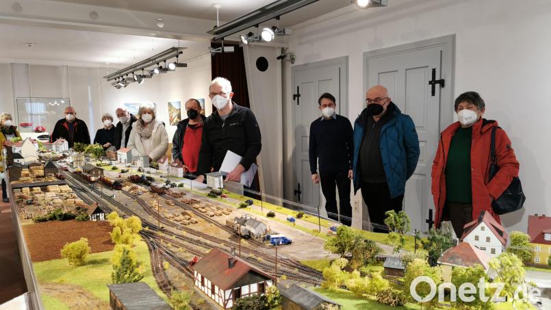 Eine große Resonanz erfuhr „Leben plus“ mit der Einladung zur Museumsquartier-Sonderausstellung „Eisenbahn bewegt“. Reinhard Legat (Dritter von rechts) und Christoph Eckert (Vierter von rechts) von den Eisenbahnfreuden erklärten die Anlage. Bild: &quot;Leben plus&quot;/exb
