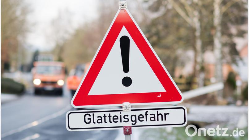 Auf glatten Straßen kam es zu zwei Unfällen in Marktredwitz. Symbolbild: Julian Stratenschult/dpae/dpa