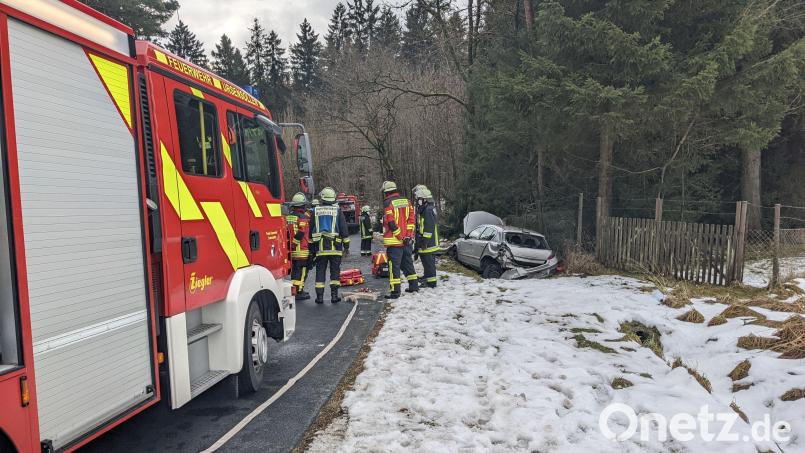 Bei Waldhaus ist ein Fahrer mit seinem Opel Astra von der Straße abgekommen und im Graben gelandet Bild: jma