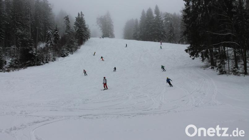 Wo am Samstag noch begeisterte Skisportfans die Piste runterfuhren, taute es am Sonntag schon. Bild: pi