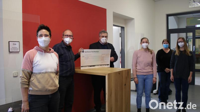 Spendenübergabe an Pfarrer Jürgen Schödel: Im Bild von links Oberstudienrätin Melanie Wydra, Jürgen Schödel, Schulleiter Joachim Zembsch, Studienreferendarin Simone Donner, Oberstudienrätin Britta Schnabel und Studienrätin Lena Egidy. Bild: Luisenburg-Gymnasium/exb