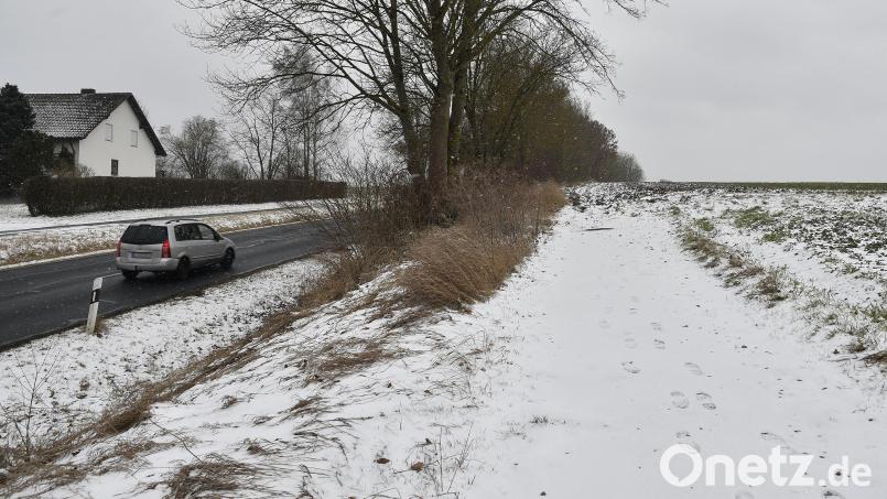 Der Lückenschluss des geplanten beidseitigen Radwegs zwischen dem ehemaligen Bundeswehrkrankenhaus in Amberg und Köfering in Höhe des dortigen Bauernhofs soll in Angriff genommen werden. Bild: Petra Hartl