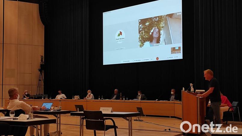 Zugeschaltet von zu Hause: An sechs Stadtratssitzungen seit Juni nahm Sonja Schuhmacher auf digitalem Weg teil. Ihr Konterfei war auf dem Großbildschirm in der Max-Reger-Halle zu sehen. Bild: rg