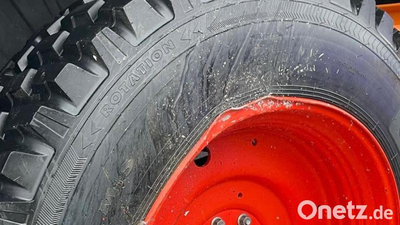Der PKW erwischte den Traktor an der linken vorderen Felge - die Schäden halten sich in Grenzen. Bild: lei