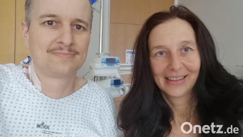 Thomas und Manuela nach der OP in der Universitätsklinik Regensburg: Die Geschwister sind zu diesem Zeitpunkt noch erschöpft, aber froh, dass die komplizierte Organspende gut über die Bühne gegangen ist. Bild: Manuela B./exb