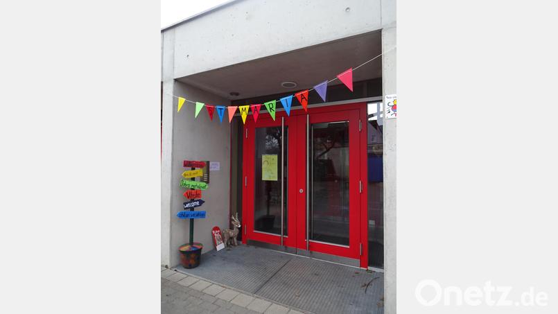 Die Kinder haben zusammen mit Verena Käs den Eingangsbereich des Kindergartens neugestaltet. Bild: Verena Käs