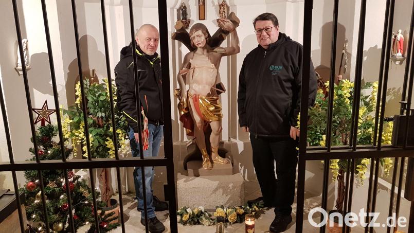 Die am Donnerstag ganztägig geöffnete Kapelle des hl. Sebastian bei Burgtreswitz war das Ziel von etwa 150 Gläubigen. Pfarrer Udo Klösel und Kapellenpfleger Hans-Josef Völkl freuten sich über die vielen Besucher. Bild: gi