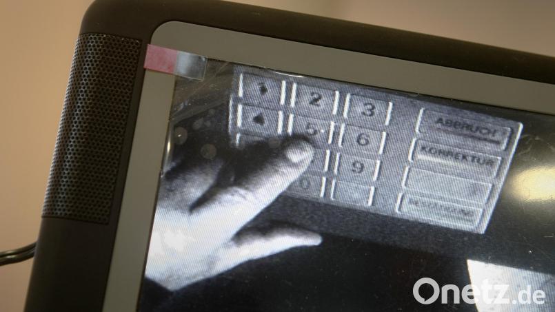 Mit einer kleinen Kamera können die Betrüger das Tastenfeld beobachten und so die PIN ablesen. Zum Schutz davor kann man die Eingabe mit der Hand abschirmen. Bild: Fredrik Von Erichsen