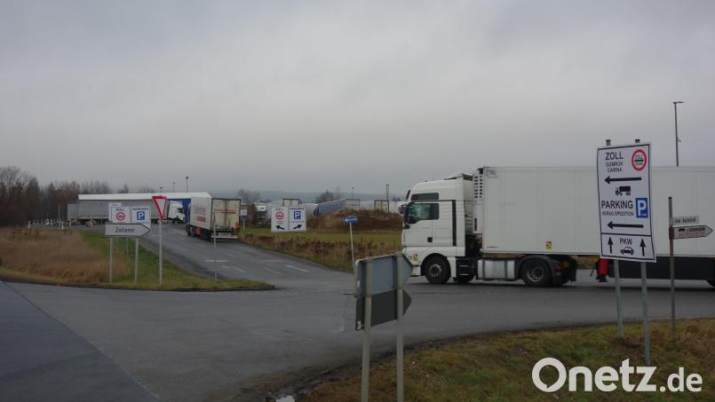 Die auf Gemeindekosten gebaute Ersatzstraße beim Binnenzollamt trotzt dem stark gewachsenen Lkw-Verkehr – doch es braucht Nachbesserungen. Bild: fjo