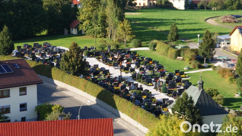 Die Gebühren für den Friedhof und die Leichenhausbenutzung müssen kostenneutral im Haushalt ihren Niederschlag finden. Darauf wies die überörtliche Rechnungsprüfung hin. Archivbild: mmj