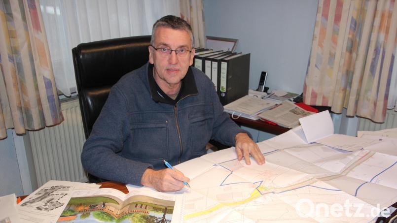 Bange braucht Bürgermeister Franz Schöner vor zu wenig Arbeit nicht werden. Auch 2022 haben er und seine Gemeinde wieder einiges vor. Auf seinem Tisch liegen Berge von Bauanträgen. Bild: kro