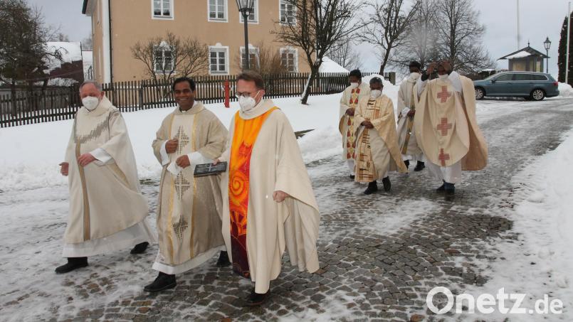 Pater John Subash Vincent (vorne, Mitte) zieht mit Dekan Alexander Hösl (rechts neben ihm), Prodekan Alfons Forster (links) und indischen Mitbrüdern zur Pfarrkirche. Bild: pi