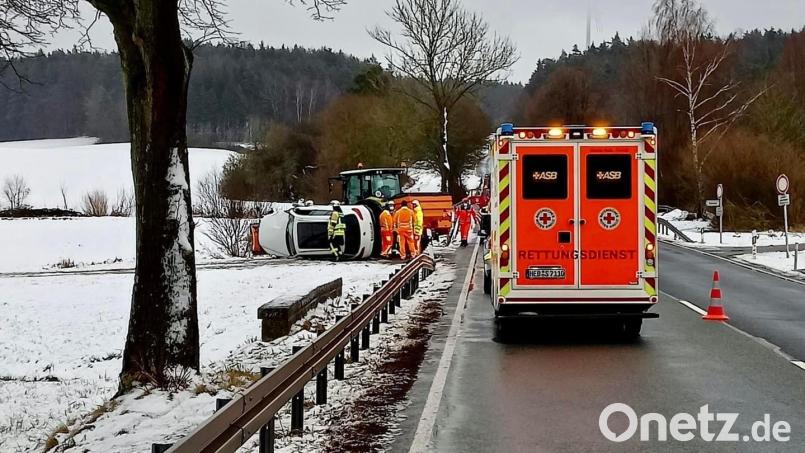 Die Bundesstraße 85 war für die Rettungsarbeiten circa eine Stunde einseitig auf 200 Metern gesperrt. Bild: lei