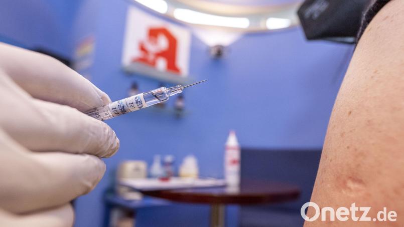 Auch Apotheker dürfen nun Corona-Schutzimpfungen verabreichen. Im Landkreis Tirschenreuth bietet das bislang aber keine Apotheke an. Symbolbild: David Inderlied/dpa