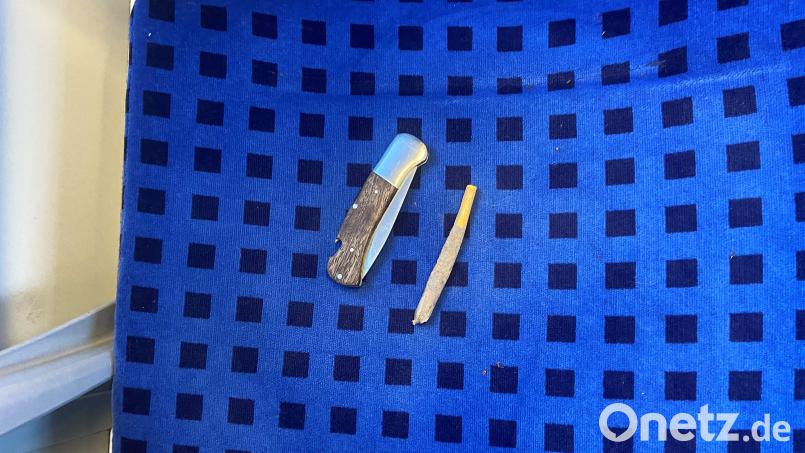 Ein Polizist hat einen Joint und ein verbotenes Einhandmesser auf dem Sitz eines Zuges sichergestellt. Bild: Bundespolizei