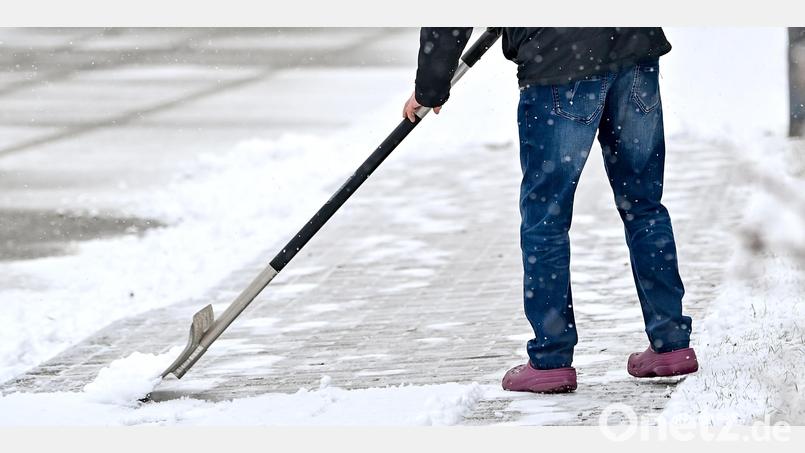 Wenn es schneit, muss geräumt werden. Wer dieser Pflicht nicht nachkommt, haftet für eventuelle Schäden. Bild: Patrick Pleul/dpa