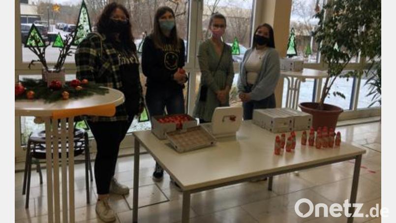 Bei einer Aktion in der Vorweihnachtszeit verkauften Schülerinnen der Klasse EV 12 der Berufsfachschule für Ernährung und Versorgung Nikoläuse aus fairem Handel. Bild: Staatliches Berufliches Schulzentrum Sulzbach-Rosenberg/exb