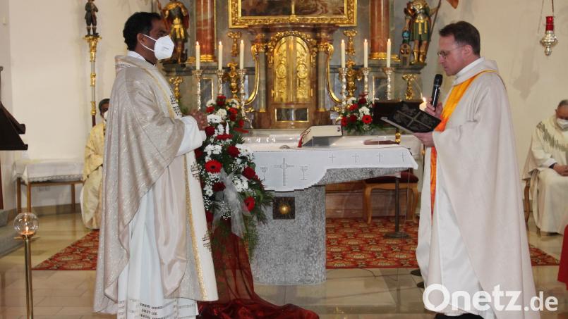 &quot;Mit Gottes Hilfe bin ich bereit&quot;, versichert Pater John Subash Vincent (links) auf die Frage von Dekan Alexander Hösl: &quot;Bist du bereit, die dir anvertraute Gemeinde gewissenhaft zu leiten, ihr unverkürzt Gottes Wort zu verkünden, mit Hingabe die heiligen Geheimnisse zu feiern, den Dienst des Gebetes wahrzunehmen, den Bedrängten Helfer und Bruder zu sein und dich so zum Heil der dir Anvertrauten Christus, dem Herrn, immer enger zu verbinden?&quot; Bild: pi