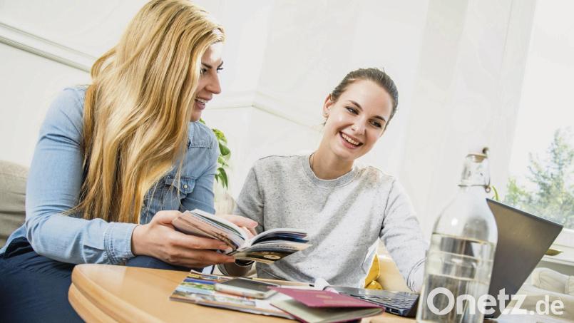 Angebotsvielfalt, Beratung und Erreichbarkeit: Darin unterscheidet sich die Urlaubsbuchung in einem Reisebüro zur Buchung in einem Onlineportal. Symbolbild:  Christin Klose/dpa