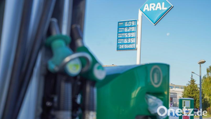 Bei den derzeitigen Benzinpreisen fast nachvollziehbar: Ein Dresdener nahm Benzin im Wert von 80 Euro und die Zapfpistole von der Tankstelle auf dem Autohof Münchberg mit. Symbolbild: Jörg Carstensen