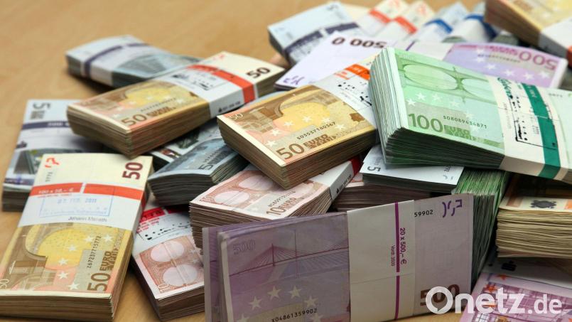 Wegen der Berechnung der Stabilisierungshilfen für die Stadt Waldsassen gibt es demnächst eine Videokonferenz mit Bürgermeister Bernd Sommer und den zuständigen Beamten des Finanzministeriums. Als Moderator fungiert MdL Tobias Reiß. Symbolbild: NT/AZ-Archiv/Gerhard Götz