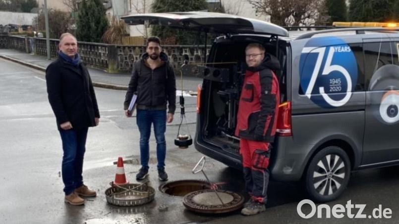 Bürgermeister Richard Kammerer (links) bittet die Bevölkerung um Verständnis für etwaige Behinderungen durch die Kanalbefahrung im Ortsgebiet Nord-West. Stefan Forster vom Büro Zwick Ingenieure (mitte) überzeugte sich von den Arbeiten durch einen Mitarbeiter der Firma Hammerer. Bild: sei