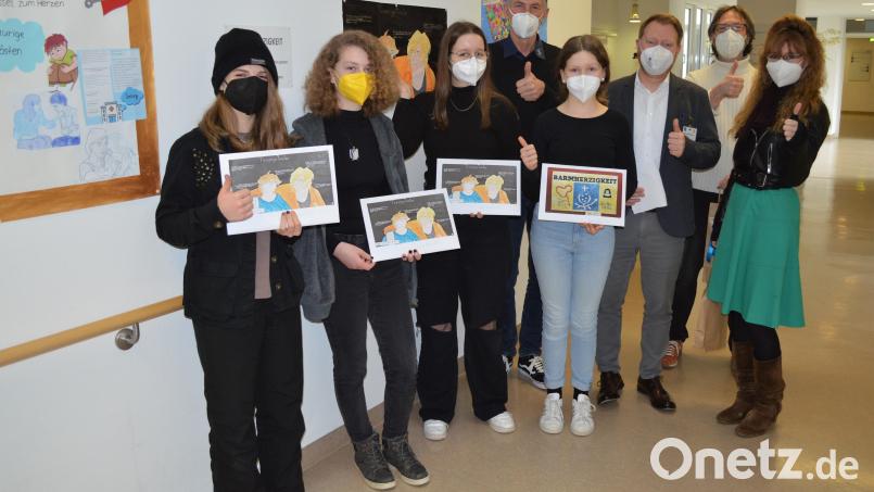 Lea Schwendner, Carina Müller, Cora Aumer (von links) und Tamara Zeins (Vierte von rechts) wurden im Beisein von Schulleiter Jürgen Moritz (Mitte) und ihren Kunsterziehern Daniela Zirngibl sowie Thomas Tezzele (Zweiter von rechts) für ihre Siegerbilder von Martin Baumann ausgezeichnet. Bild: Marion Hausmann/exb